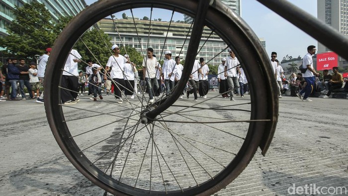 Tarian Maluku Sambut Idul Adha di CFD Jakarta Sejumlah warga melakukan tarian samra modern di Kawasan Bundaran HI, Jakarta, Minggu (25/6/2023).