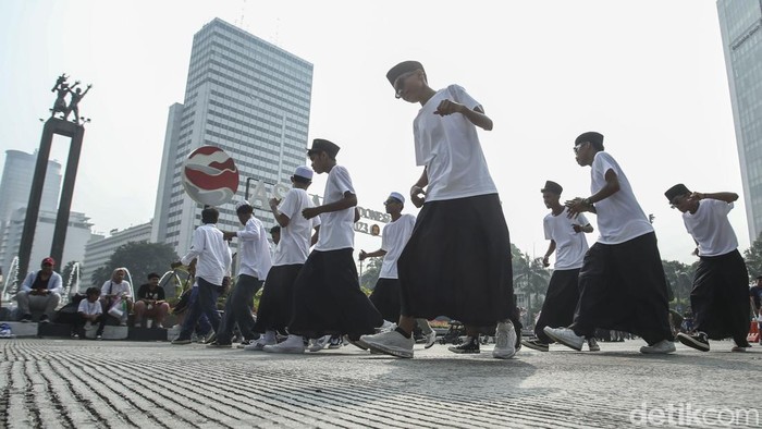 Tarian Maluku Sambut Idul Adha di CFD Jakarta Sejumlah warga melakukan tarian samra modern di Kawasan Bundaran HI, Jakarta, Minggu (25/6/2023).