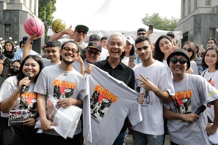 Bakal Calon Presiden 2024 Ganjar Pranowo menyempatkan hadir di acara peluncuran Greyman saat tengah melakukan jalan pagi bersama warga di area car free day (CFD) Senayan, Jakarta, Minggu (25/6/2023).