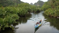 Wisatawan menggunakan perahu saat melitasi Sungai Pute yang berada di dalam kawasan Geopark Maros Pangkep. Geopark Maros-Pangkep menjadi global geopark ke-8 di Indonesia yang masuk daftar UNESCO Global Geopark. Geopark adalah sebuah kawasan yang memiliki unsur-unsur geologi terkemuka (outstanding) - termasuk nilai arkeologi, ekologi dan budaya yang ada di dalamnya - di mana masyarakat setempat diajak berperan serta untuk melindungi dan meningkatkan fungsi warisan alam. 