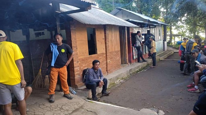 Tim SAR gabungan bersiap mengevakuasi seorang pendaki Gunung Lawu yang dilaporkan meninggal dunia, Minggu (25/6/2023).