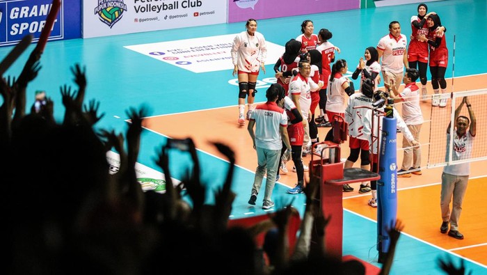 Timnas Voli Putri Indonesia ke Final AVC Challenge Cup 2023 Sejumlah pebola voli putri Indonesia melakukan selebrasi usai mengalahkan pebola voli Taiwan pada pertandingan semi final Asian Volleyball Confederation (AVC) Challenge Cup 2023 di GOR Tri Dharma, Gresik, Jawa Timur, Sabtu (24/6/2023). Tim voli Indonesia menang atas Taiwan dengan skor 3-2 (22-25, 26-24, 22-25, 25-20, dan 15-12) sehingga melaju ke babak final. ANTARA FOTO/Rizal Hanafi/aww.