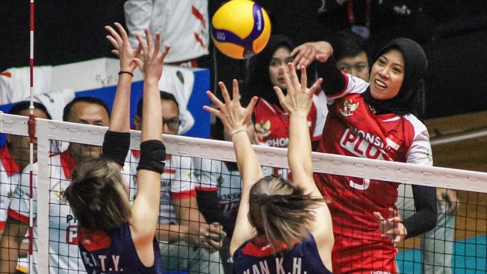 Sejumlah pebola voli putri Indonesia melakukan selebrasi usai mengalahkan pebola voli Taiwan pada pertandingan semi final Asian Volleyball Confederation (AVC) Challenge Cup 2023 di GOR Tri Dharma, Gresik, Jawa Timur, Sabtu (24/6/2023). Tim voli Indonesia menang atas Taiwan dengan skor 3-2 (22-25, 26-24, 22-25, 25-20, dan 15-12) sehingga melaju ke babak final. ANTARA FOTO/Rizal Hanafi/aww.