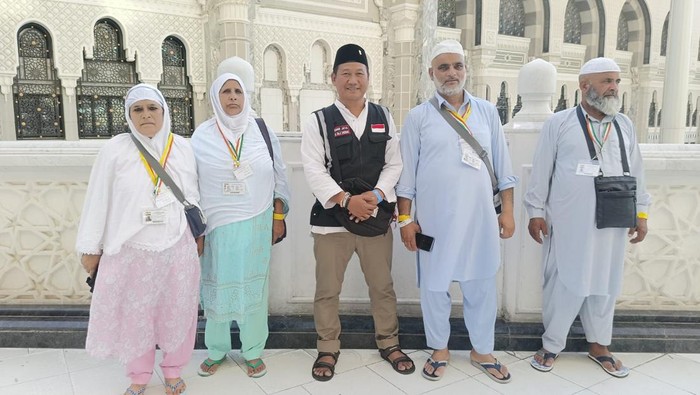 TPHD asal Sumut, Aswan Jaya (rompi hitam), bersama para jemaah haji di Tanah Suci. (Foto: Istimewa)