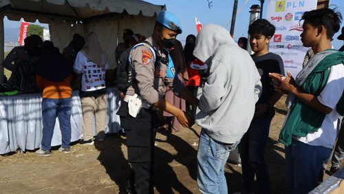Polisi mengamankan tujuh penonton MXGP Samota Sumbawa karena kedapatan membawa senjata tajam, seperti pisau dan belati.