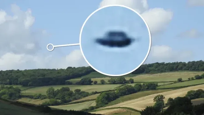 Penggiat UFO asal Inggris membeberkan sejumlah foto yang diklaimnya sebagai bukti baru bahwa manusia tidak sendiri di alam semesta ini.