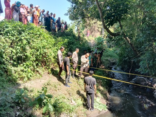 Warga di Dusun Gontoran Daya, Desa Gontoran, Kecamatan Lingsar, Lombok Barat, dihebohkan dengan penemuan mayat bayi yang mengapung di Sungai Pancor Mosot, Minggu (25/6/2023). (Foto: Polsek Lingsar)
