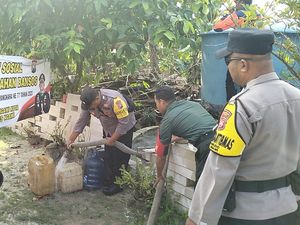 Polisi Dropping Air Bersih untuk 1.200 KK di 4 Desa Ngawi yang Kekeringan