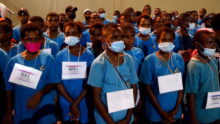 Sejumlah pelajar dari Yayasan pendidikan harapan Papua bersiap menaiki kapal KM Ciremai di pelabuhan Jayapura, Kota Jayapura, Papua, Senin (26/6/2023). Pelni memberangkatkan 160 pelajar dari kawasan pegunungan Papua secara gratis untuk menjalani pendidikan di Jakarta guna mendukung kemajuan pendidikan di Papua. ANTARA FOTO/Sakti Karuru/pras.