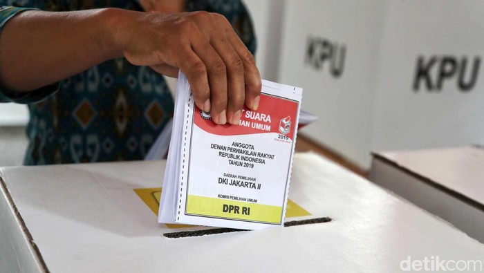 Komisi Pemilihan Umum (KPU) menetapkan lima jenis surat suara Pemilu 2024. Kelima surat suara itu akan digunakan pemilih saat kegiatan Pemilu 2024 mendatang.
