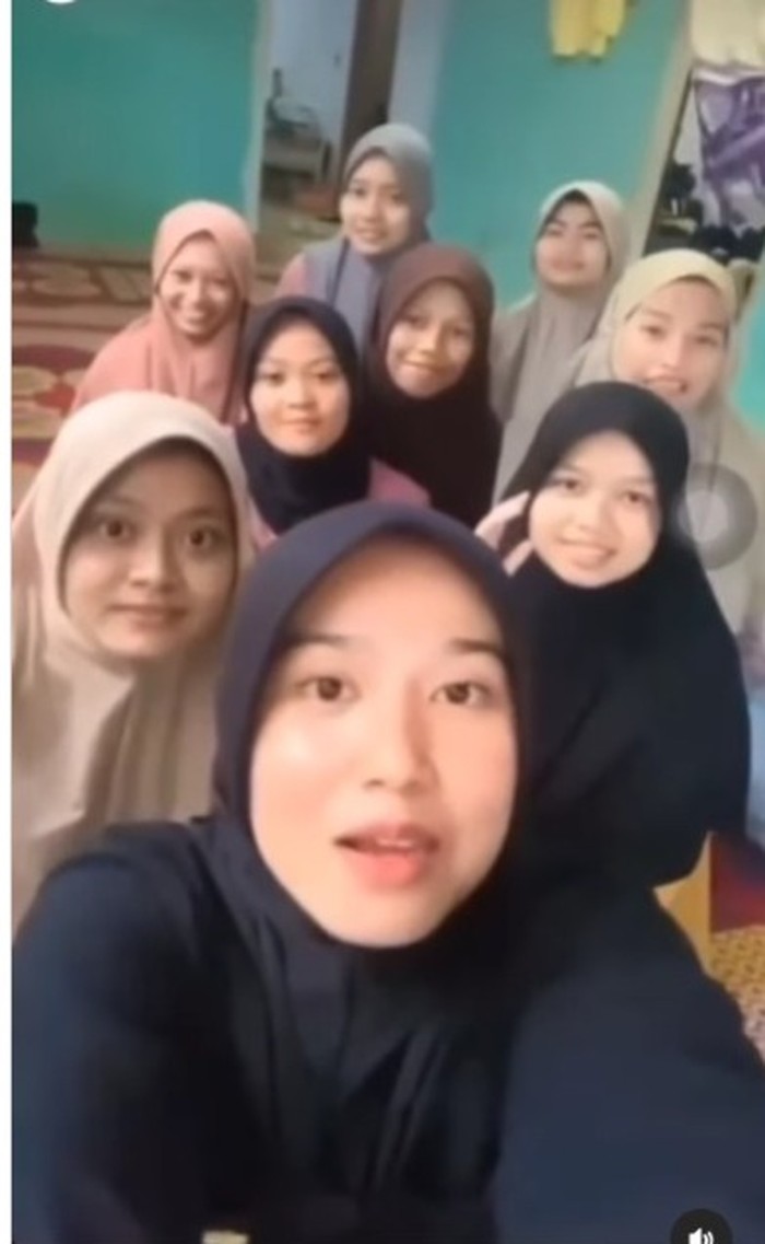 9 mahasiswa KKN UNP yang membuat konten hingga diusir warga. (Foto: Istimewa)