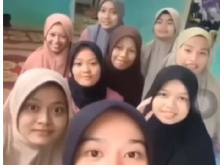 9 mahasiswa KKN UNP yang membuat konten hingga diusir warga. (Foto: Istimewa)