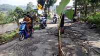 Jalan akses menuju sejumlah tempat wisata di kawasan Puncak Dua dan akses perbatasan Cianjur itu rusak dan membahayakan pengguna jalan.