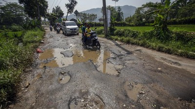 Akses Jalur Wisata di Bogor Rusak Parah