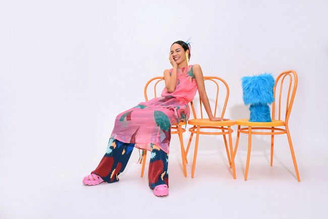 Koleksi busana Andien x Calla The Label yang menggunakan kain berbahan dasar serat Carbon zero TENCEL™ Lyocell hadir dalam beragam potongan koleksi seperti dress, jumpsuit, serta atasan dengan permainan motif dan palet yang berjiwa muda dan segar.  Foto: Dok. Calla The Label.