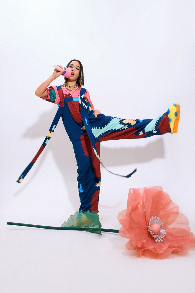 Koleksi busana Andien x Calla The Label yang menggunakan kain berbahan dasar serat Carbon zero TENCEL™ Lyocell hadir dalam beragam potongan koleksi seperti dress, jumpsuit, serta atasan dengan permainan motif dan palet yang berjiwa muda dan segar.  Foto: Dok. Calla The Label.