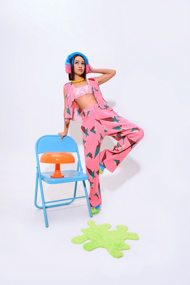 Koleksi busana Andien x Calla The Label yang menggunakan kain berbahan dasar serat Carbon zero TENCEL™ Lyocell hadir dalam beragam potongan koleksi seperti dress, jumpsuit, serta atasan dengan permainan motif dan palet yang berjiwa muda dan segar.  Foto: Dok. Calla The Label.