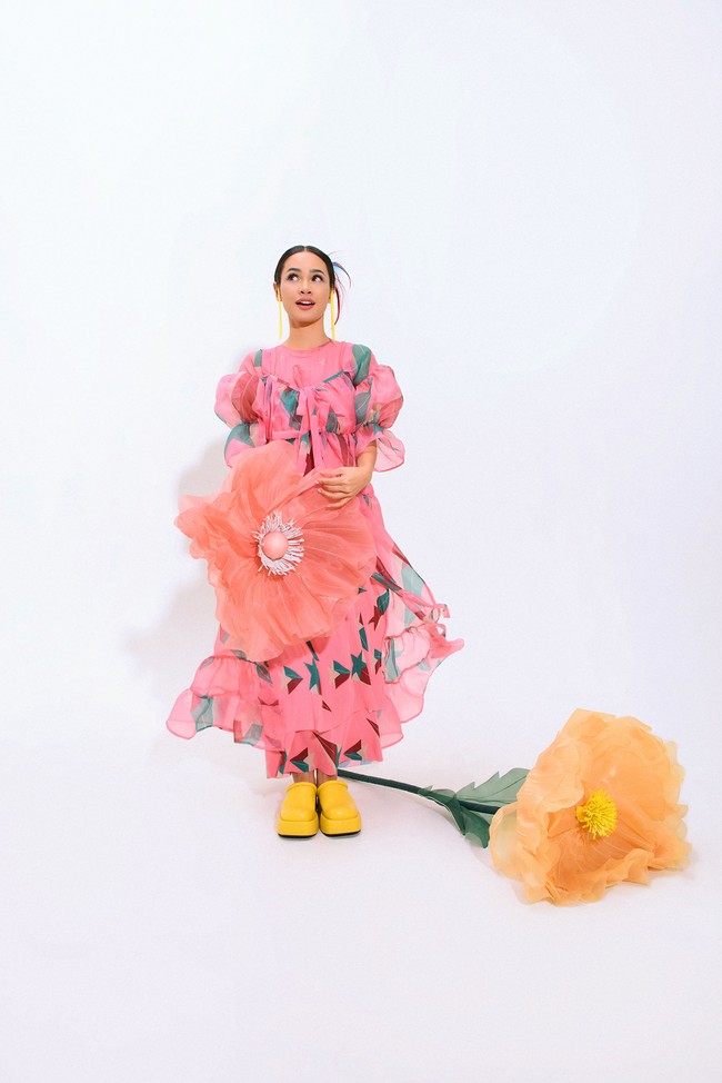 Koleksi busana Andien x Calla The Label yang menggunakan kain berbahan dasar serat Carbon zero TENCEL™ Lyocell hadir dalam beragam potongan koleksi seperti dress, jumpsuit, serta atasan dengan permainan motif dan palet yang berjiwa muda dan segar.  Foto: Dok. Calla The Label.