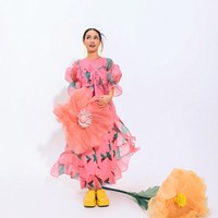 Koleksi busana Andien x Calla The Label yang menggunakan kain berbahan dasar serat Carbon zero TENCEL™ Lyocell hadir dalam beragam potongan koleksi seperti dress, jumpsuit, serta atasan dengan permainan motif dan palet yang berjiwa muda dan segar.  Foto: Dok. Calla The Label.