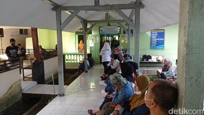Antrean pasien RSUD dr Soekardjo Kota Tasikmalaya imbas mangkraknya pembangunan poliklinik.