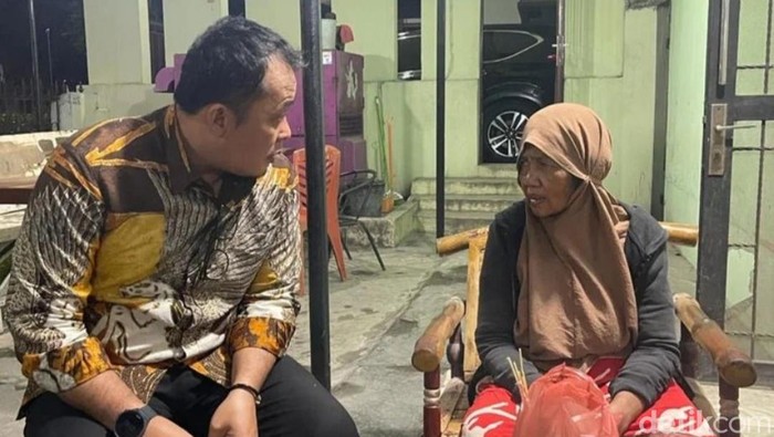 Aulia Rachman bersama ibu yang ditinggalkan anaknya.