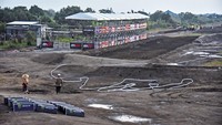 Pekerja sedang membangun sirkuit Motocross Grand Prix (MXGP) di Mataram, NTB, Senin (26/6/2023).  