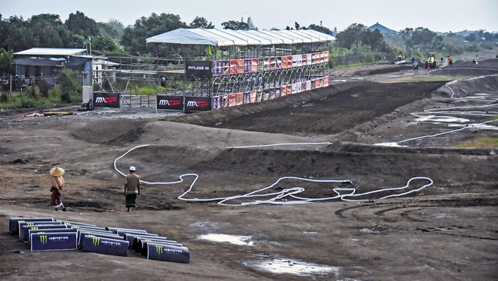 Pembangunan sirkuit Motocross Grand Prix (MXGP) di Mataram, NTB, terus dikebut. Saat ini progres pembangunannya mencapai 90 persen.