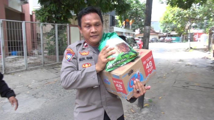 Bhabinkamtibmas Masale, Panakkukang bernama Aipda Muhammad Rais mengevakuasi IRT yang menelan obat nyamuk usai depresi jadi korban KDRT. Dokumen Istimewa