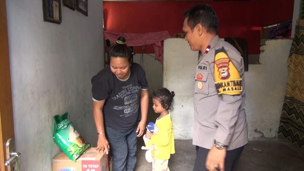 Bhabinkamtibmas Masale, Panakkukang bernama Aipda Muhammad Rais mengevakuasi IRT yang menelan obat nyamuk usai depresi jadi korban KDRT. Dokumen Istimewa