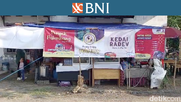 Warung jajanan dari warga setempat ikut kecipratan rezeki dari perhelatan BNI Sirnas B 2023 di kota Banjarbaru.