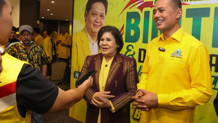Bupati Karo Cory Sebayang (kiri) dan Ketua DPD I Golkar Sumut Ijeck (kemeja kuning) saat memberikan keterangan. (Foto: Dok. Golkar Sumut)