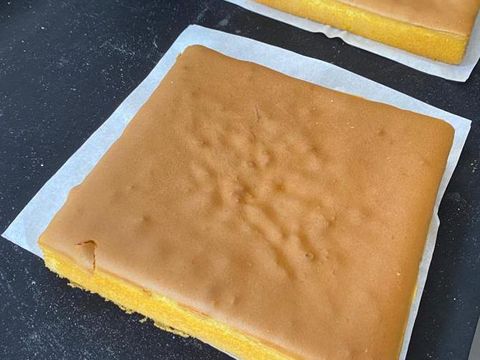 Cake untuk cake martabak manis, siap diolesi dan diberi topping.