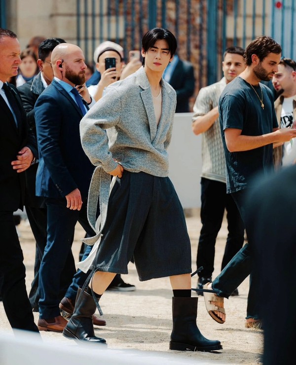 7 Gaya Cha Eun Woo di Paris Fashion Week 2023 Bajunya Dikritik