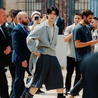 Sang aktor menghadiri peragaan busana yang memamerkan koleksi busana pria Dior Summer 2024 pada Jumat (23/6/2023) waktu setempat. Foto: dok. Instagram @_chaeunwoodaily