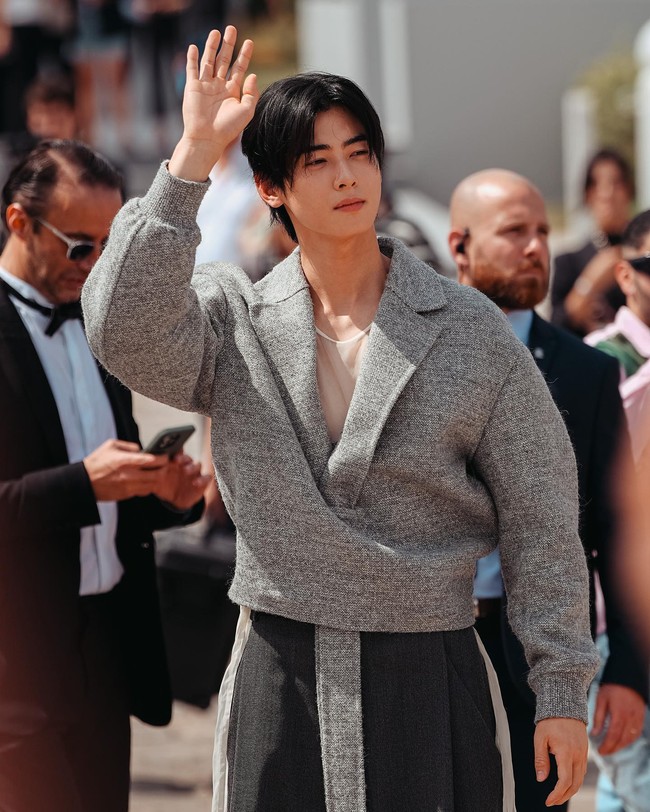 7 Gaya Cha Eun Woo di Paris Fashion Week 2023 Bajunya Dikritik