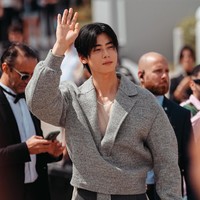 Cha Eun Woo menjadi salah satu tamu spesial di Paris Fashion Week 2023. Namun penampilannya justru menuai kritik netizen Korea. Foto: dok. Instagram @_chaeunwoodaily