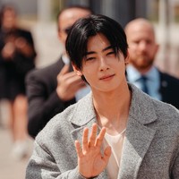 Selama ini aktor Korea yang berparas tampan itu dianggap cocok mengenakan apa saja. Namun gaya berbusananya di Paris Fashion Week tak sesuai ekspektasi netizen Korea. Foto: dok. Instagram @_chaeunwoodaily