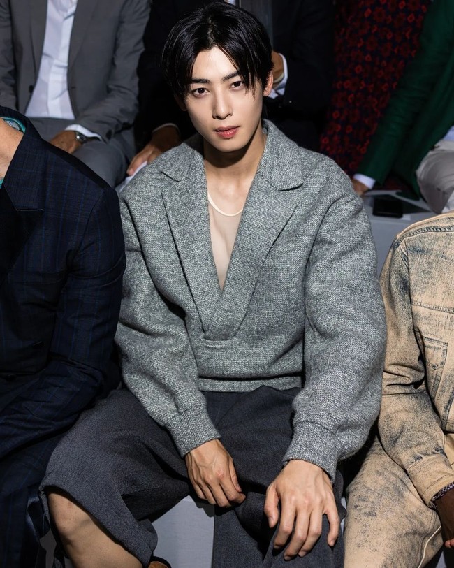 Sweater yang dikenakan Cha Eun Woo dinilai terlalu besar di badannya. Perpaduan celana dan sepatunya juga membuat aktor 26 tahun itu terkesan ‘bantet’. Foto: dok. Instagram @_chaeunwoodaily