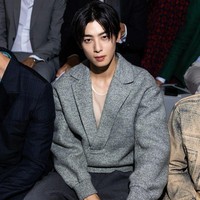 Sweater yang dikenakan Cha Eun Woo dinilai terlalu besar di badannya. Perpaduan celana dan sepatunya juga membuat aktor 26 tahun itu terkesan ‘bantet’. Foto: dok. Instagram @_chaeunwoodaily