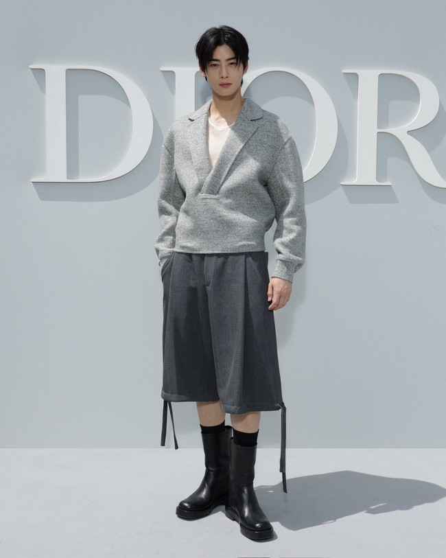 Dalam kesempatan itu, Cha Eun Woo tampil mengenakan v-neck sweater dan baggy shorts berwarna abu-abu. Dengan sepasang boots hitam dari koleksi Dior. Foto: dok. Instagram @_chaeunwoodaily