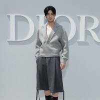 Dalam kesempatan itu, Cha Eun Woo tampil mengenakan v-neck sweater dan baggy shorts berwarna abu-abu. Dengan sepasang boots hitam dari koleksi Dior. Foto: dok. Instagram @_chaeunwoodaily