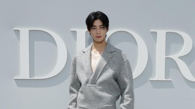 7 Gaya Cha Eun Woo di Paris Fashion Week 2023, Bajunya Dikritik Netizen