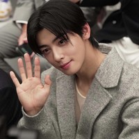 Wah jadi ada pakaian yang bahkan tidak bisa dikenakan Cha Eun Woo, Wajahnya tampan tapi baju Dior itu..., Kenapa bajunya seperti itu? Itu tidak terlalu jelek karena dipakai Cha Eun Woo, tapi tetap saja... komentar netizen Korea di forum online. Foto: dok. Instagram @_chaeunwoodaily