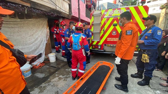 Damkar bersiap evakuasi jenazah pria berbobot 100 kilogram di Jaksel