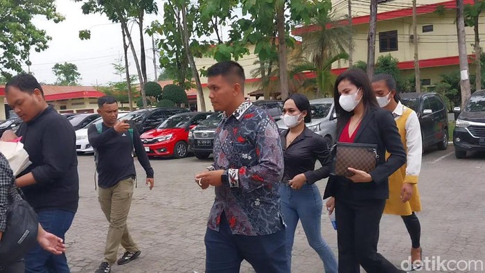 Deca dan Fury saat tiba di Propam Polda Sumut. (Finta Rahyuni/detikSumut)
