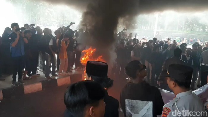 Demo warga di Tasikmalaya.