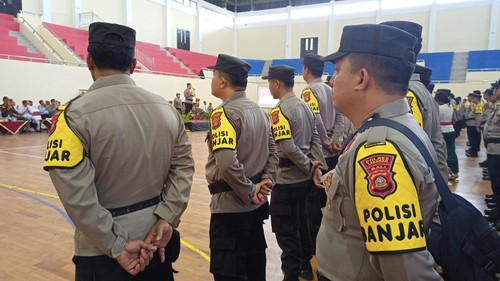 Dirbinmas Polda Bali Kombes Pol Arsdo Ever P. Simatupang meresmikan 398 Polisi Banjar untuk wilayah Tabanan di GOR Debes, Senin (26/6/2023). (chairul amri simabur/detikBali)