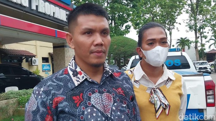 Direktur LBH Medan Irvan Saputra di Mapolda Sumut. (Finta Rahyuni/detikSumut)