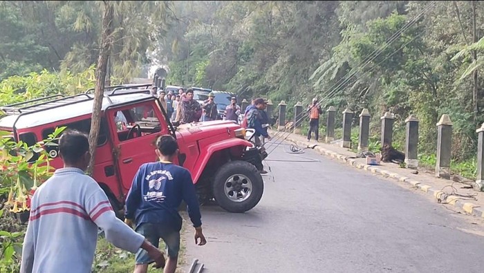 Evakuasi mobil jip yang masuk jurang di Bromo.