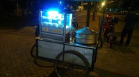 Buka sejak sore hingga malam hari, bakpao di kawasan Kemang Pratama ini dijual mulai dari Rp 8.000an saja. Ada tiga varian isi yang ditawarkan yaitu cokelat, ayam, dan kacang hijau. Foto: Instagram/Istimewa